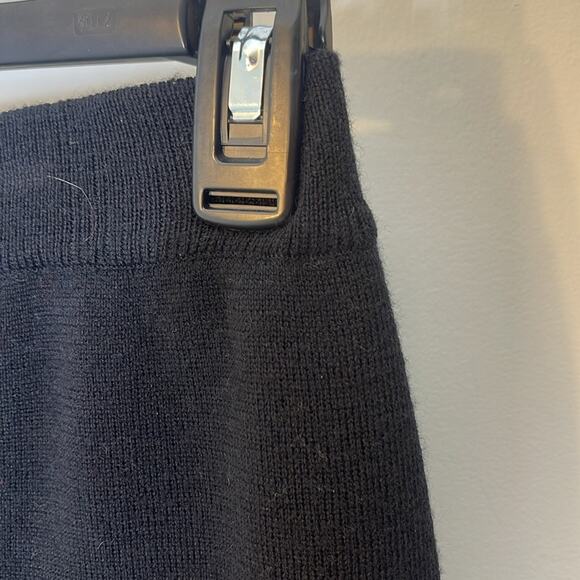 LORD & TAYLOR Black Knit 100% Merino Wool Pull On Skirt Size Medium - Picture 2 of 6